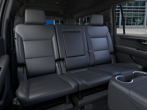 Used 2026 Chevrolet Suburban LT RWD image 18