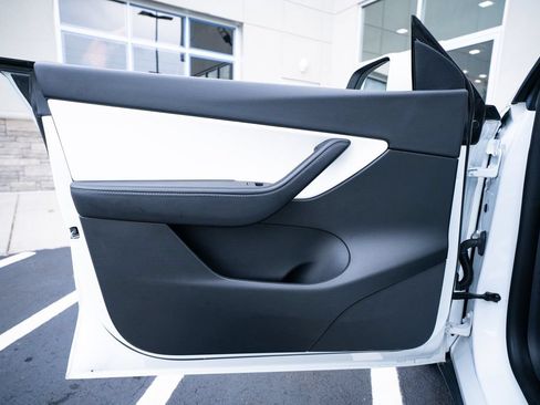 Used 2022 Tesla Model Y Performance AWD/4WD image 24