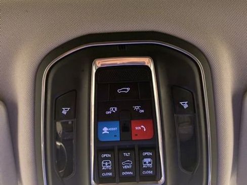 Used 2022 Jeep Grand Cherokee L Limited w/ Luxury Tech Group II image 15