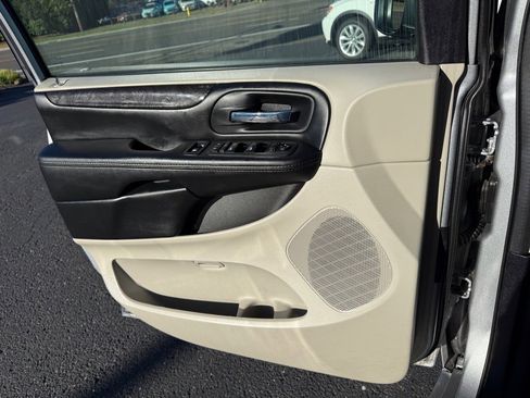 Used 2019 Dodge Grand Caravan SE w/ UConnect Hands-Free Group image 19