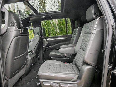 Used 2026 Cadillac Escalade ESV V image 8