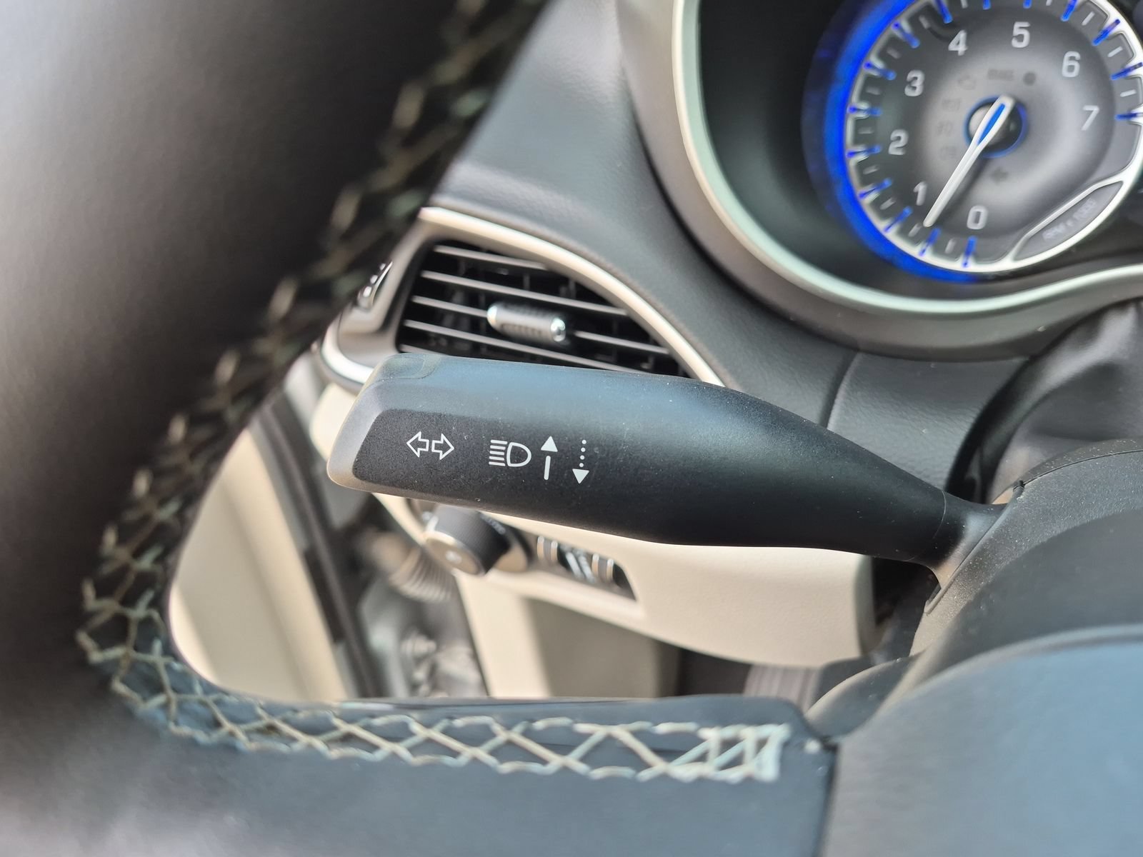 Used 2024 Chrysler Pacifica Touring-L FWD image 27