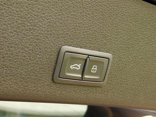Used 2021 Audi e-tron Premium w/ Convenience Plus Package AWD/4WD image 12