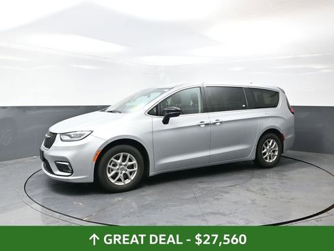 Used 2024 Chrysler Pacifica Touring-L image 11