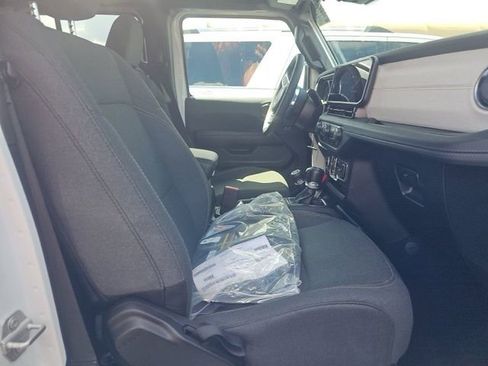 Used 2025 Jeep Wrangler Unlimited Sahara AWD/4WD image 11