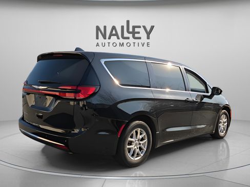 Used 2023 Chrysler Pacifica Touring-L image 5