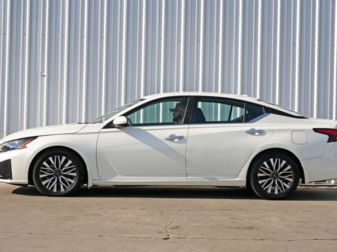 Used 2023 Nissan Altima 2.5 SV image 8