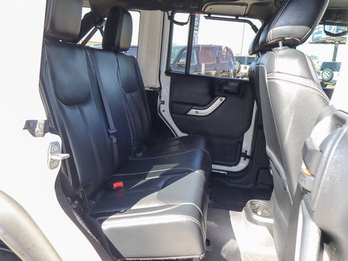 Used 2017 Jeep Wrangler Unlimited Sahara w/ Connectivity Group image 26