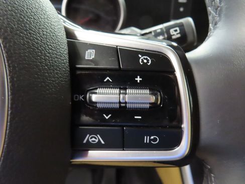 Used 2022 Kia Carnival LX FWD image 43