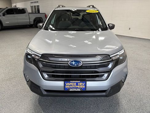 Used 2025 Subaru Forester Premium AWD/4WD image 2