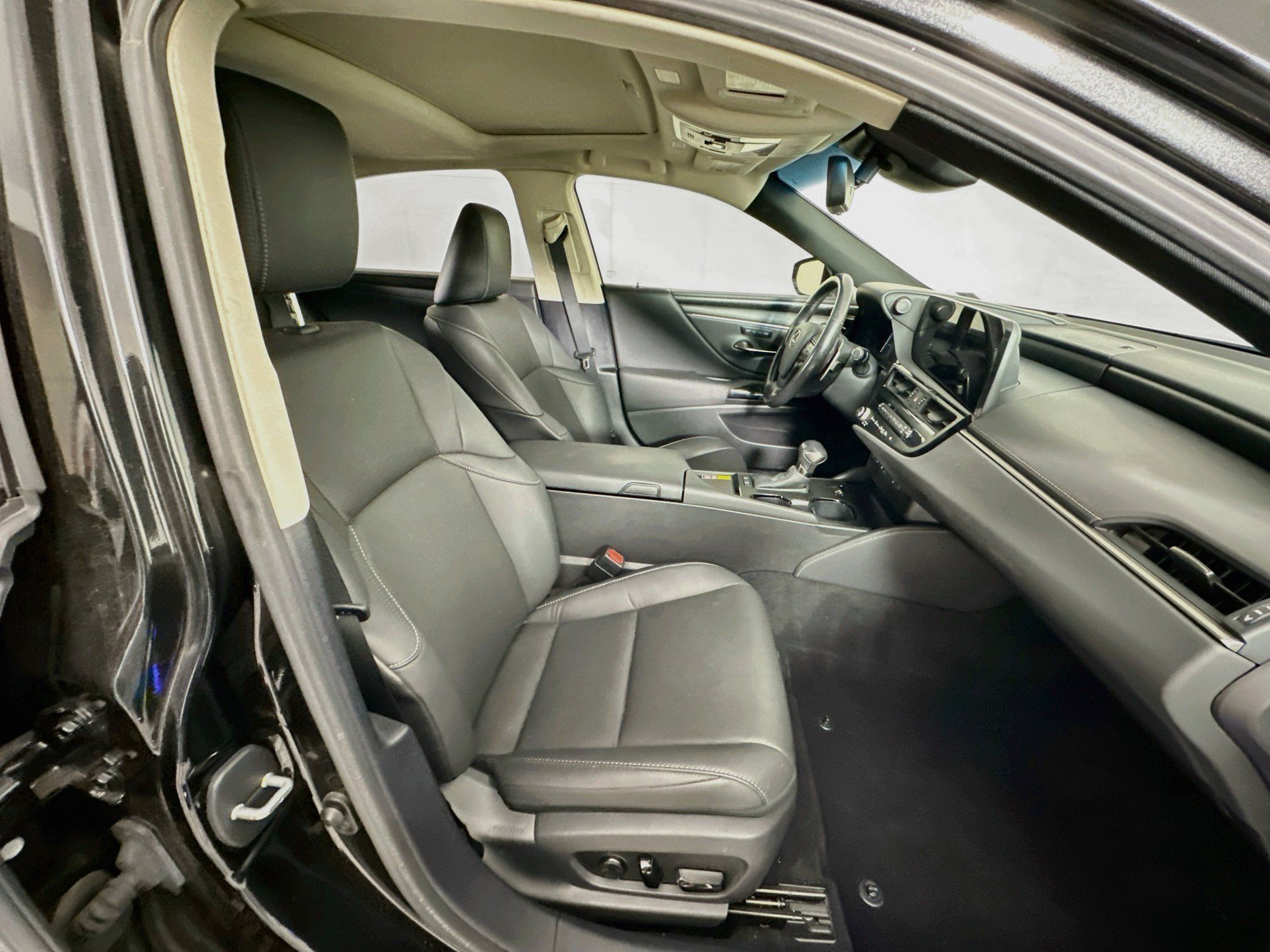 Used 2025 Lexus ES 300h w/ Premium Package FWD image 32