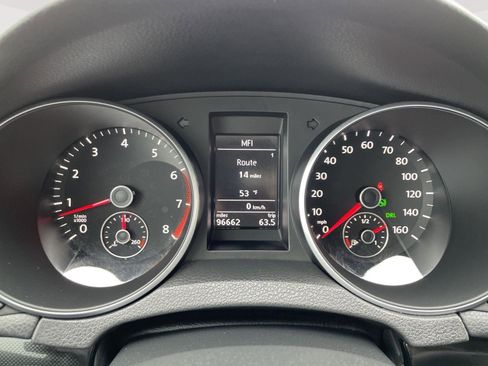 Used 2011 Volkswagen Jetta SE FWD image 2