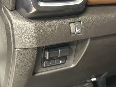 Used 2025 GMC Canyon AT4 w/ Technology Plus Package AWD/4WD image 13
