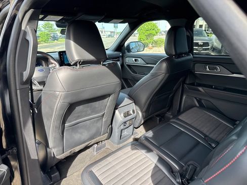 Used 2025 Ford Explorer ST-Line w/ ST-Line Street Pack AWD/4WD image 18