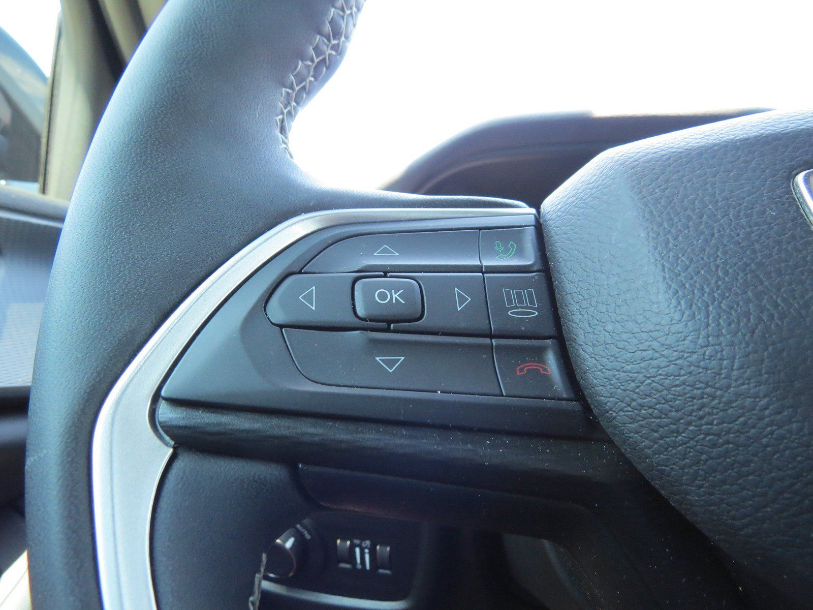 Used 2024 Jeep Grand Cherokee Altitude AWD/4WD image 17