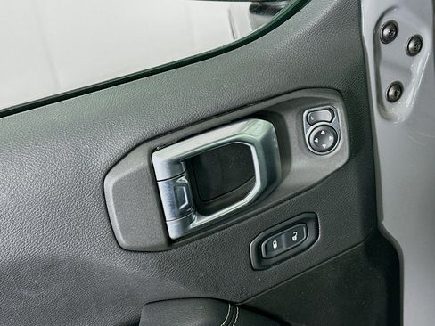 Used 2023 Jeep Wrangler Unlimited Sahara AWD/4WD image 15