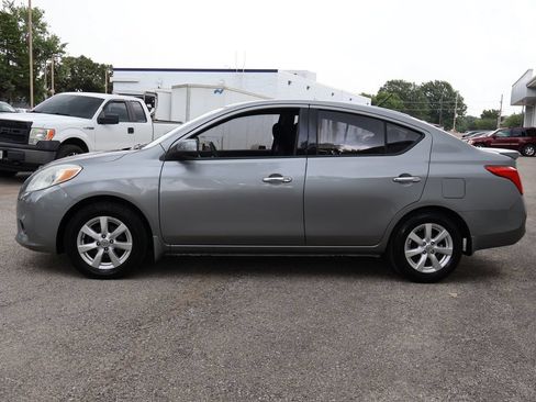 Used 2014 Nissan Versa SV w/ Convenience Package FWD image 4