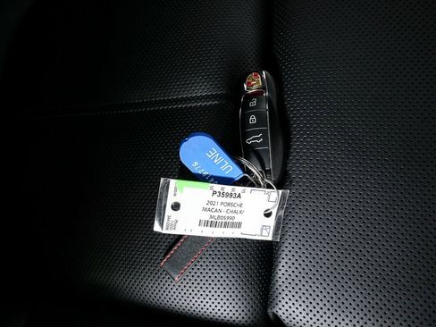 Certified 2021 Porsche Macan AWD/4WD image 27