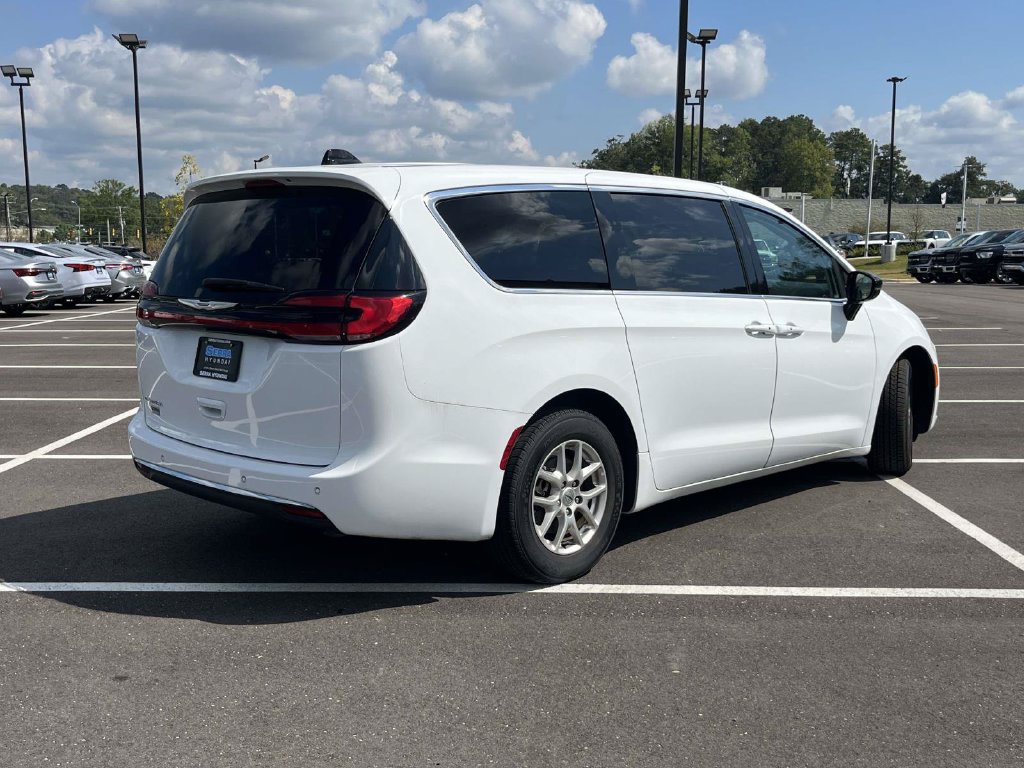 Used 2024 Chrysler Pacifica Touring-L FWD image 3
