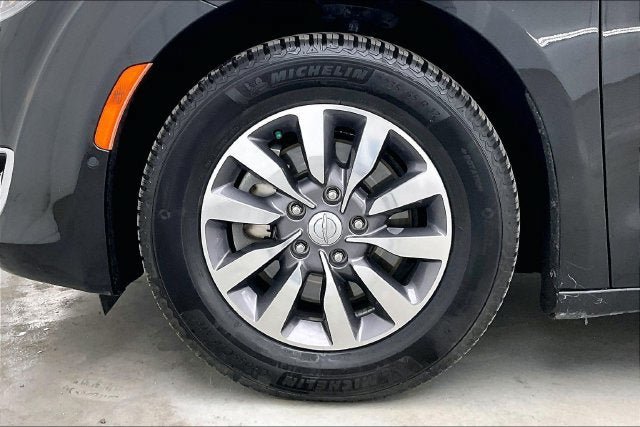 Used 2019 Chrysler Pacifica Touring-L Plus w/ Advanced Safetytec Group FWD image 10