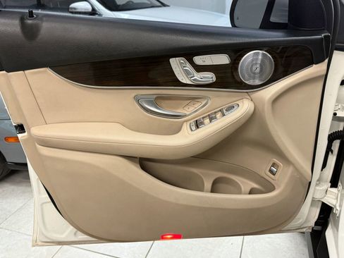 Used 2018 Mercedes-Benz GLC 300 4MATIC w/ Multimedia Package image 15