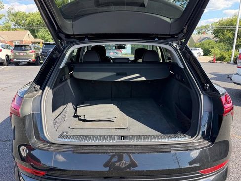 Used 2022 Audi e-tron Premium w/ Towing Package AWD/4WD image 26