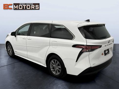 Used 2021 Toyota Sienna LE image 4