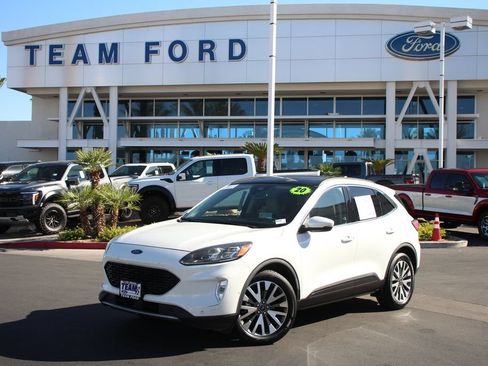 Certified 2020 Ford Escape Titanium w/ Titanium Premium Package 2.0 AWD/4WD image 2