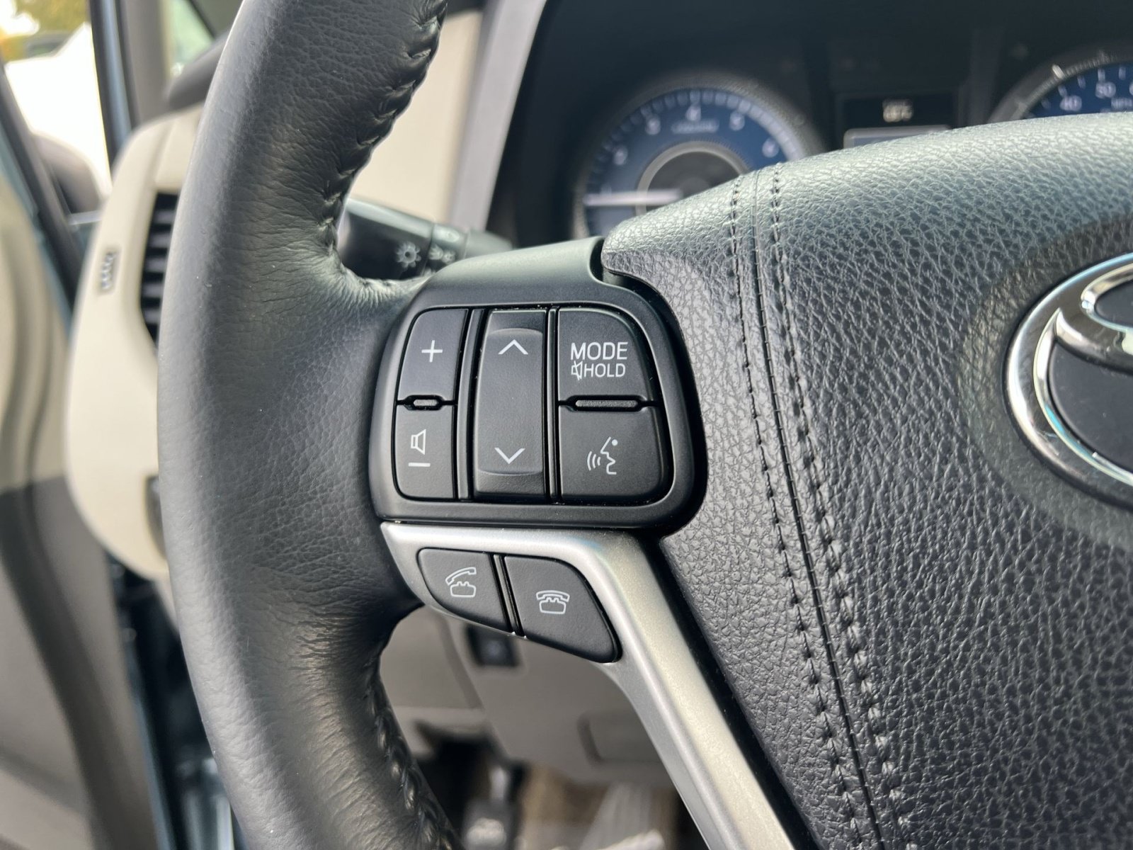 Used 2017 Toyota Sienna XLE w/ XLE Navigation Package FWD image 34