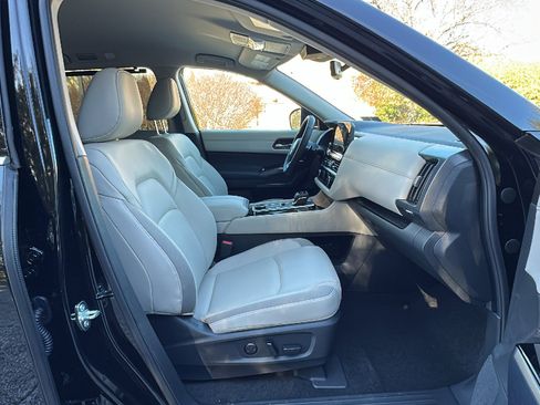 New 2025 Nissan Pathfinder SL image 11