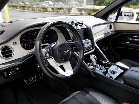 Certified 2023 Bentley Bentayga Extended Wheelbase AWD/4WD image 20