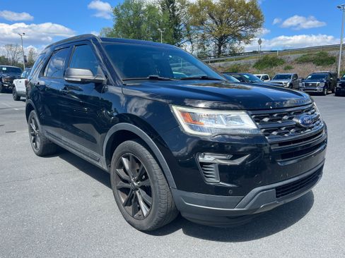 Used 2018 Ford Explorer XLT w/ Equipment Group 202A image 3