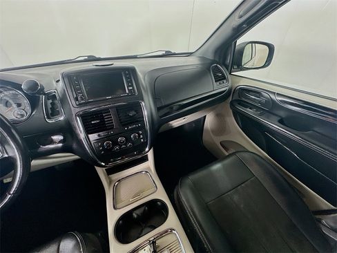 Used 2019 Dodge Grand Caravan SXT image 11