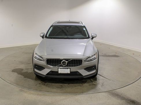 Used 2025 Volvo V60 B5 Cross Country Plus image 8