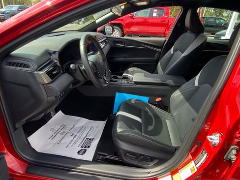 Used 2025 Toyota Camry SE image 5