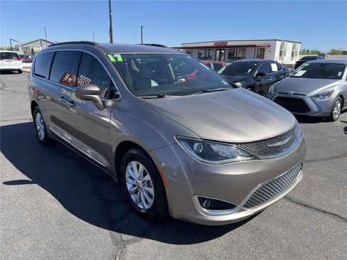 Used 2017 Chrysler Pacifica Touring-L FWD image 3