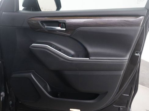 Used 2021 Toyota Highlander Platinum image 14