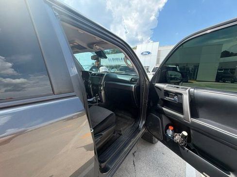 Used 2020 Toyota 4Runner SR5 AWD/4WD image 36