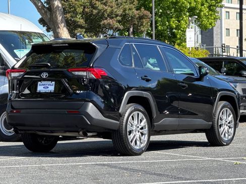 Used 2022 Toyota RAV4 XLE Premium FWD image 4