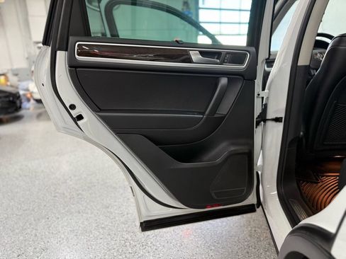Used 2014 Volkswagen Touareg Hybrid AWD/4WD image 12