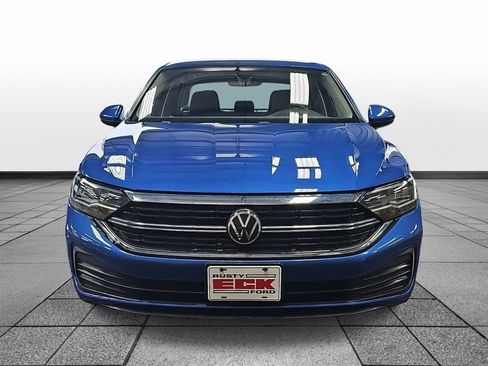 Used 2024 Volkswagen Jetta SE image 2