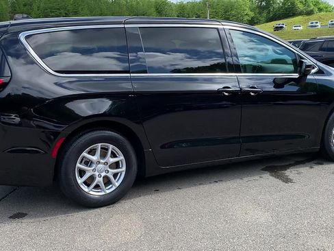 Used 2025 Chrysler Pacifica Select FWD image 4