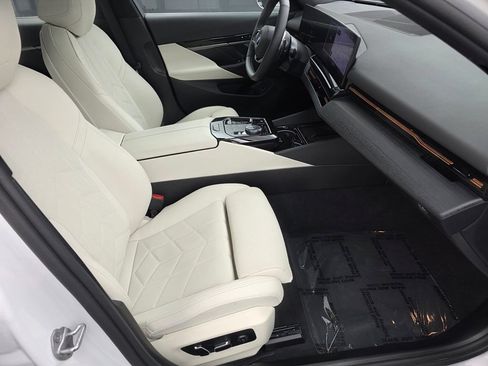 Used 2024 BMW 530i w/ Convenience Package RWD image 27