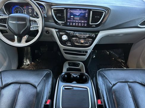 Used 2018 Chrysler Pacifica Limited FWD image 14