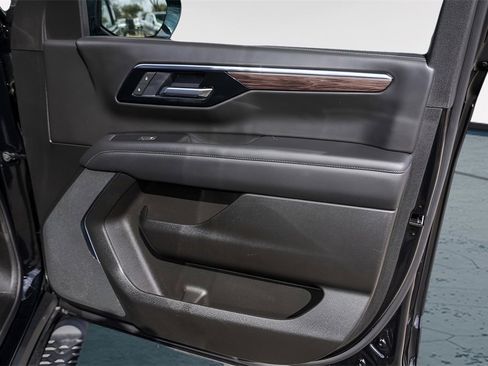 Used 2025 Chevrolet Suburban Z71 image 32