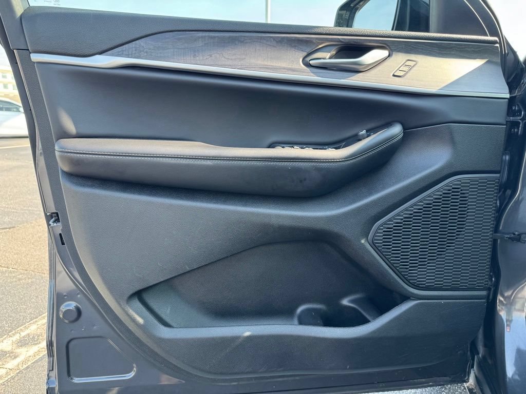 Used 2023 Jeep Grand Cherokee Limited AWD/4WD image 14