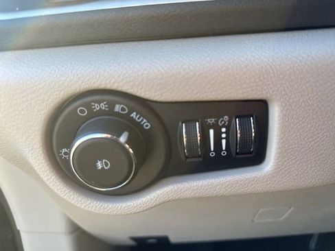 Used 2020 Chrysler Pacifica Touring-L image 30