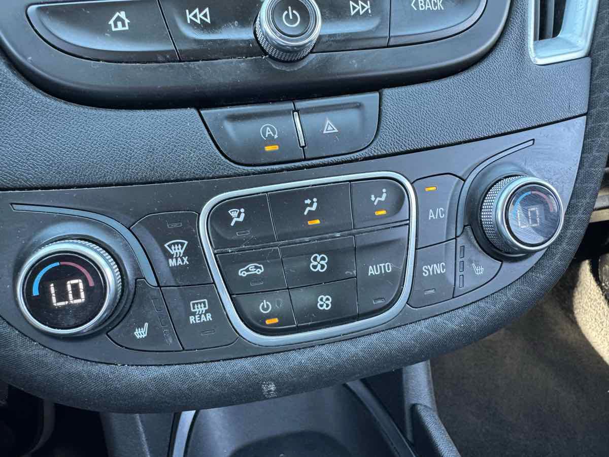 Used 2020 Chevrolet Malibu LT FWD image 30