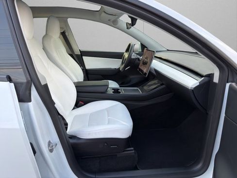 Used 2022 Tesla Model Y Long Range image 13