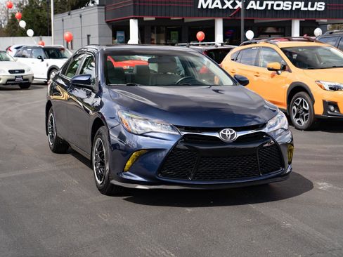 Used 2016 Toyota Camry LE image 2